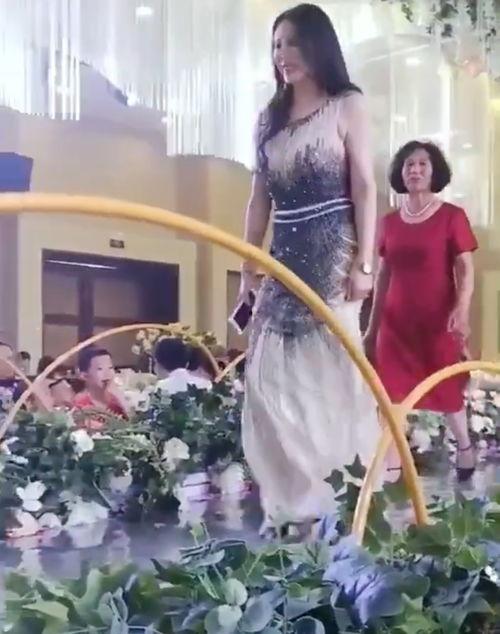 老奶奶变成人鱼视频播放,老奶奶的奇幻变身之旅